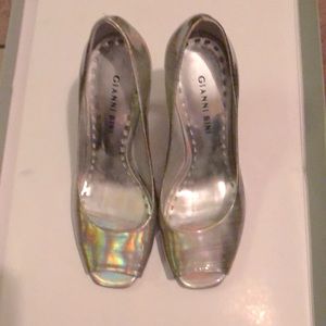 5 for $25.! Iridescent Giani Bini peep toe heels 3.5 inches